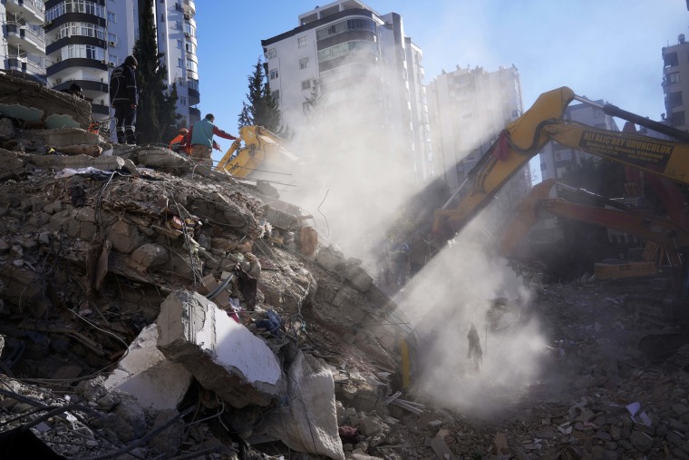 Un poderoso terremoto azotó el sureste de Turquía y Siria la madrugada del lunes, derribando cientos de edificios y dejando miles de muertos y heridos.