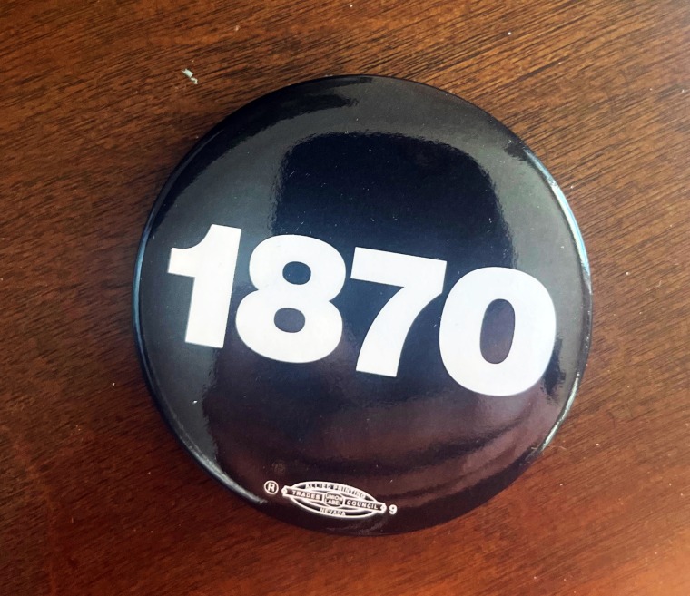 Button reading "1870" to mark the first known instance of police officers killing an unarmed Black perso