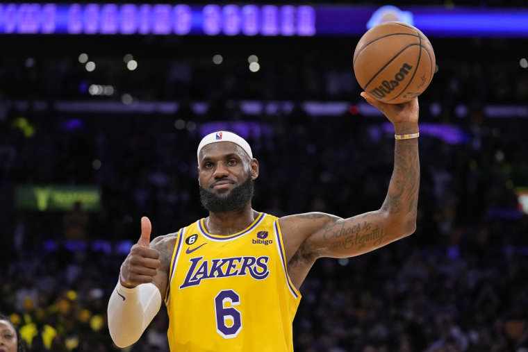 LeBron James breaks NBA scoring record: Live updates - Los Angeles