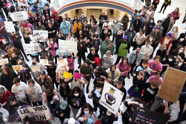 Activistas por los derechos de las personas trans se manifiestan frente al capitolio estatal de la ciudad de Oklahoma