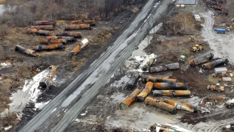 La limpieza continua el 9 de febrero de partes de un tren de carga de Norfolk Southern descarrilado en East Palestine, Ohio.