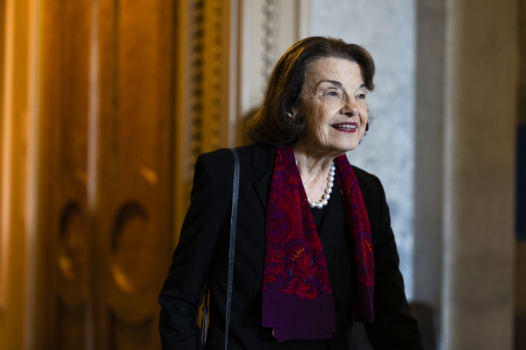 La sénatrice Dianne Feinstein, D-Californie, quitte la salle du Sénat le 11 mai 2022.