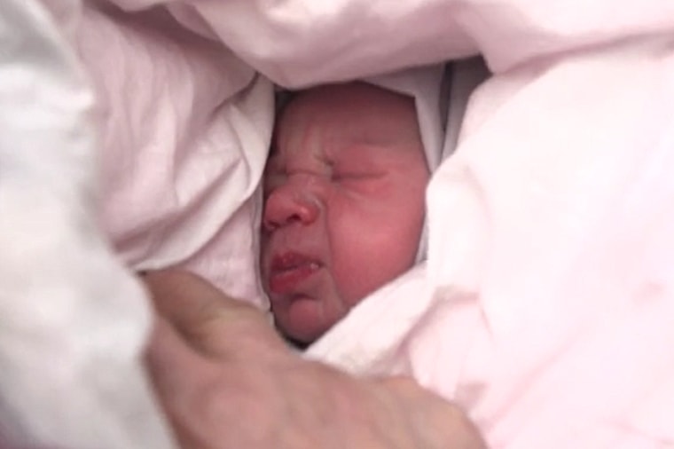 Bebé Maksym, poco después de nacer en un sótano en la ciudad devastada por la guerra de Chasiv Yar en el este de Ucrania.  La ciudad está en camino a una nueva ofensiva rusa.