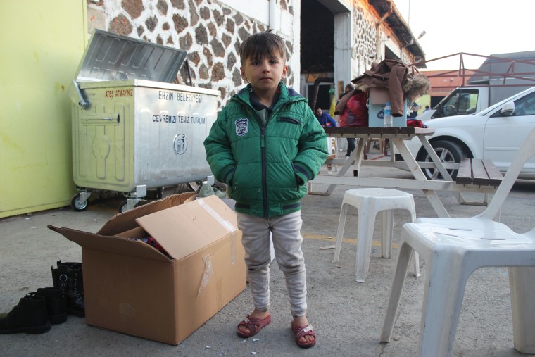 Vahit Yalcin, de cinco años, que se queda en Erzin con su madre Beyaz después de huir de su ciudad natal de Gaziantep.