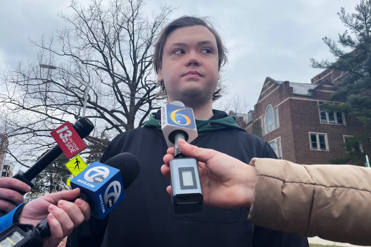 El estudiante de MSU Andrew Strominger habla con los periodistas.