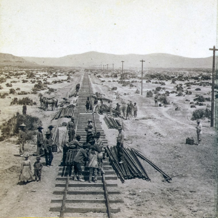 Construção de ferrovia incluindo trabalhadores ferroviários chineses em Humboldt Plains, Nevada, entre 1865 e 1869.