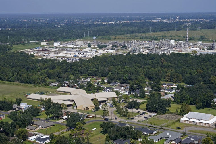 Fifth Ward Elementary School y vecindarios residenciales cerca de la planta Denka Performance Elastomer en Louisiana.