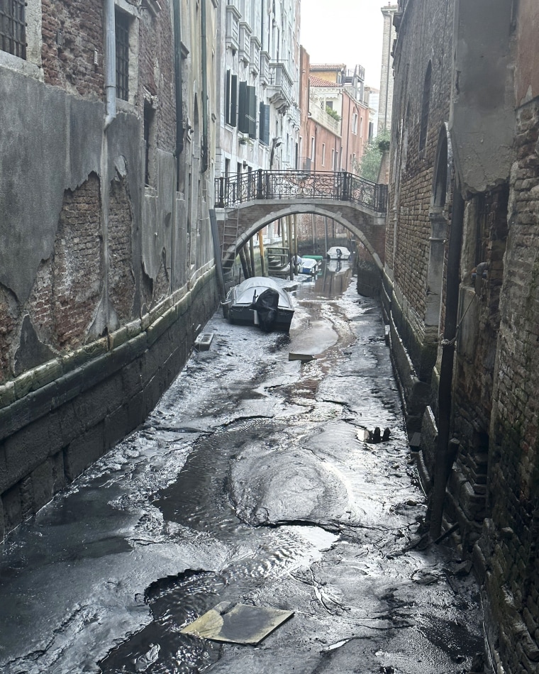 Some of Venice's secondary canals have recently practically dried up due to a prolonged period of low tide associated with a prolonged high-pressure weather system. 