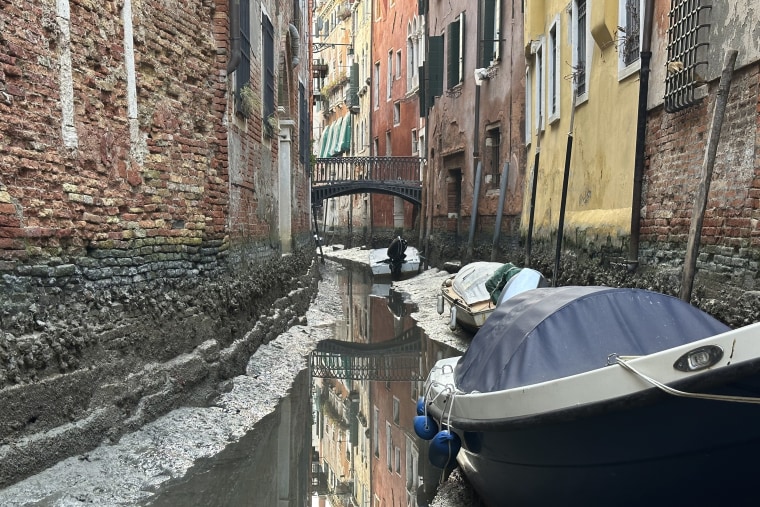 Some of Venice's secondary canals have recently practically dried up due to a prolonged period of low tide associated with a prolonged high-pressure weather system. 