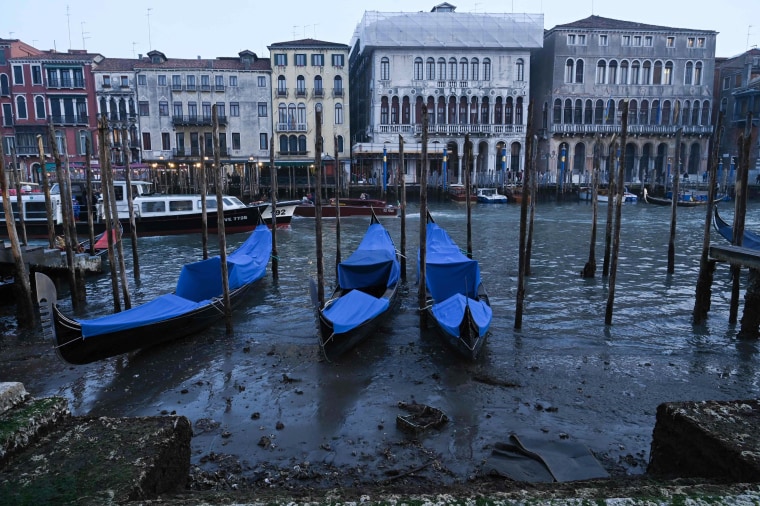 Venedik'in ikincil kanallarından bazıları, kalıcı bir yüksek basınç sistemiyle ilişkili uzun gelgit dönemi nedeniyle son zamanlarda fiilen kurudu. 