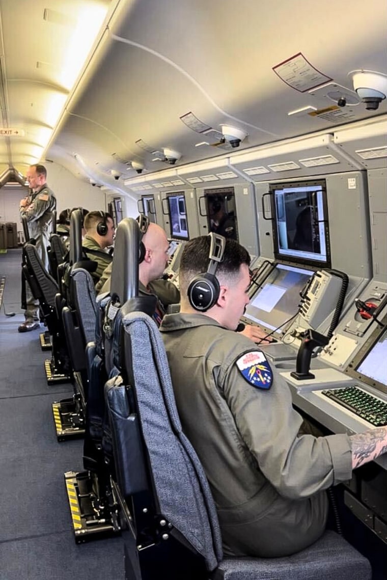 Los oficiales estaban monitoreando imágenes de radar de poderosas cámaras especializadas montadas en el exterior del avión.