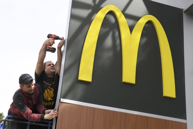 8211947 09.06.2022 Employees dismantle a sign of the McDonald's fast food restaurant from the facade of the shopping center in Novosibirsk, Russia. The first 15 outlets of the new McDonald's will open in Moscow and the Moscow region on June 12. McDonald's suspended operation of all 850 of its restaurants in Russia on March 14, shortly after the start of Russian special military operation in Ukraine.