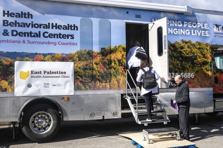 La unidad móvil de la Clínica de Evaluación de la Salud del Departamento de Ohio afuera de la Primera Iglesia de Cristo en Palestina Oriental, Ohio, el 21 de febrero de 2023.