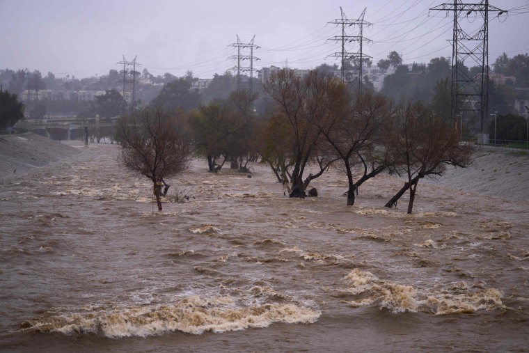 El río Los Ángeles fluye a un ritmo elevado debido a las fuertes lluvias en Los Ángeles el 25 de febrero de 2023. 