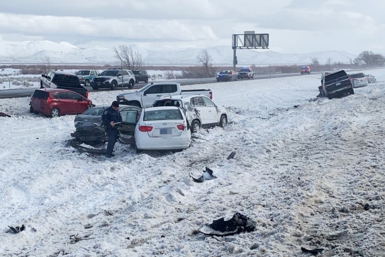 Un oficial responde a una acumulación de varios autos en el i580 en Washoe Valley, Nevada, el 26 de febrero de 2023, luego de que el clima severo azotara el área. 