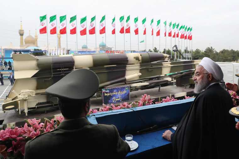 El presidente iraní, Hassan Rouhani, asiste a un desfile militar en Teherán, Irán.