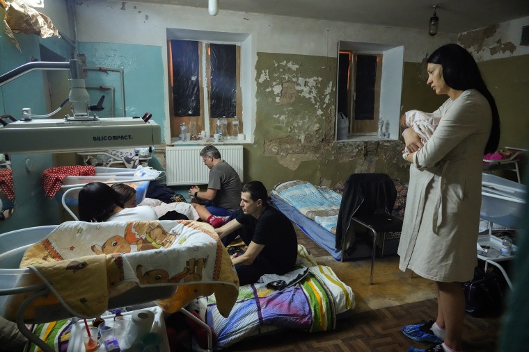 Una mujer sostiene a su bebé recién nacido en el subsuelo de un hospital que se utilizó como área de maternidad ante la alerta de explosiones en Kiev, Ucrania, el 2 de marzo de 2022. 