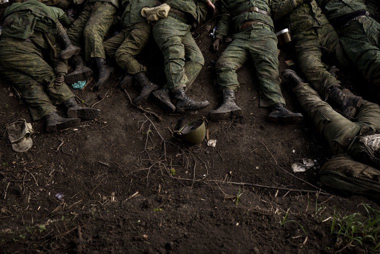 Los cuerpos de 11 soldados rusos se ven sobre el terreno en la villa de Vilkhivka, cerca de Kharkiv, luego de que fuera retomada por las tropas ucranianas, el 9 de mayo de 2022. 