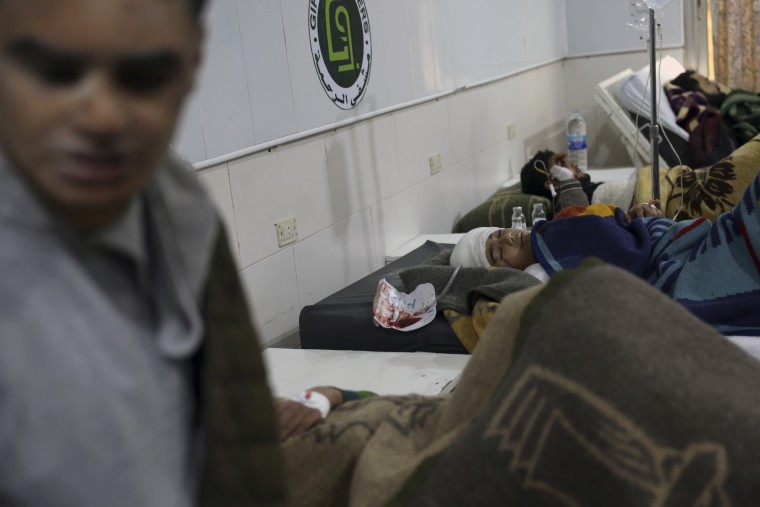 Personas heridas tras el terremoto reciben tratamiento en el Hospital al-Rahma en la ciudad de Darkush, provincia de Idlib, norte de Siria, lunes 6 de febrero de 2023. 