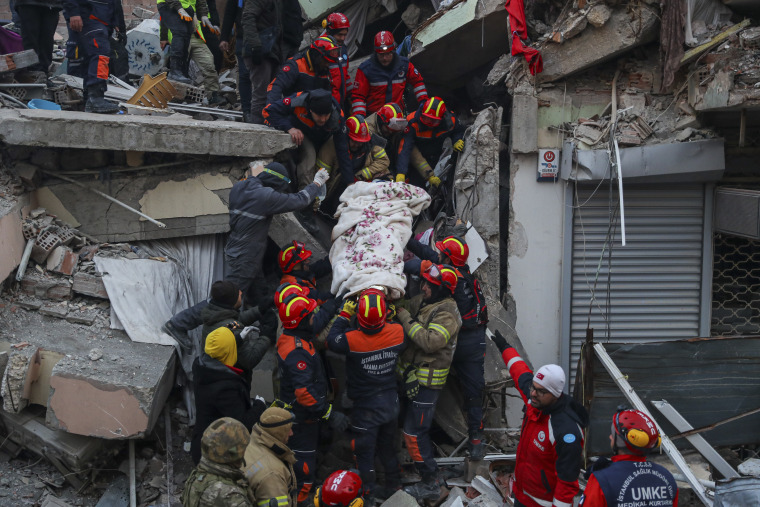 Rescatistas turcos llevan a Ergin Guzeloglan, de 36 años, a una ambulancia tras sacarlo de un edificio derrumbado cinco días después de un terremoto en Hatay, sur de Turquía, a primera hora del sábado 11 de febrero de 2023.
