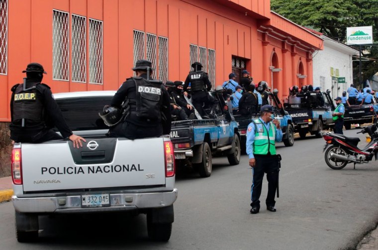 Policías y antimotines patrullan frente a la Curia Arzobispal de Matagalpa impidiendo la salida de Monseñor Rolando Álvarez, en Matagalpa, Nicaragua, el 4 de agosto de 2022.