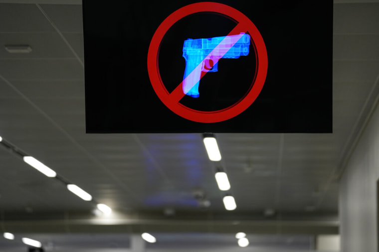 Una pantalla muestra el símbolo que prohíbe el porte de armas en el aeropuerto internacional Hartsfield-Jackson de Atlanta, Georgia, el 25 de enero de 2023.