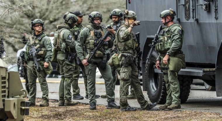 Equipo de tácticas especiales SWAT de la policía de Atlanta, Georgia, en el parque Gresham, el 18 de enero de 2023.