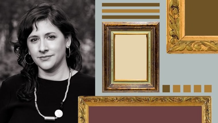 Ilustración fotográfica que muestra a la curadora de arte Marcela Guerrero rodeada por marcos de obras de arte con tonos dorados en representación de su trabajo