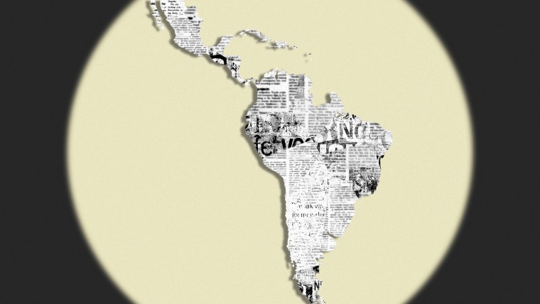 Un mapa de Latinoamérica hecho de papel periódico en representación de noticias de la región formada por países de idiomas de raíz latina