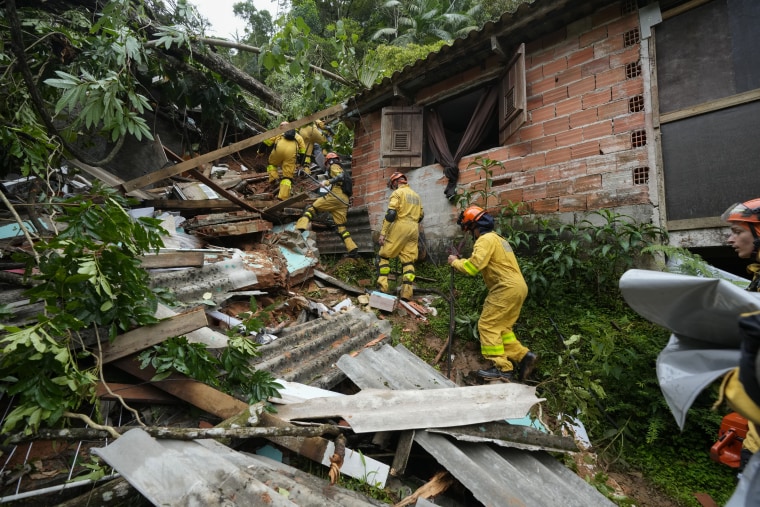 Rescatistas buscan sobrevivientes en las inundaciones de 
Rescue workers search for survivors after flooding triggered deadly landslides near Juquehy beach in São Sebastião, Brasil, el 20 de febrero de 2023.