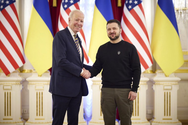 El presidente Joe Biden estrecha la mano de su homólogo ucraniano, Volodymyr Zelenskyy, durante su visita sorpresa a Kiev el 20 de febrero de 2023.
