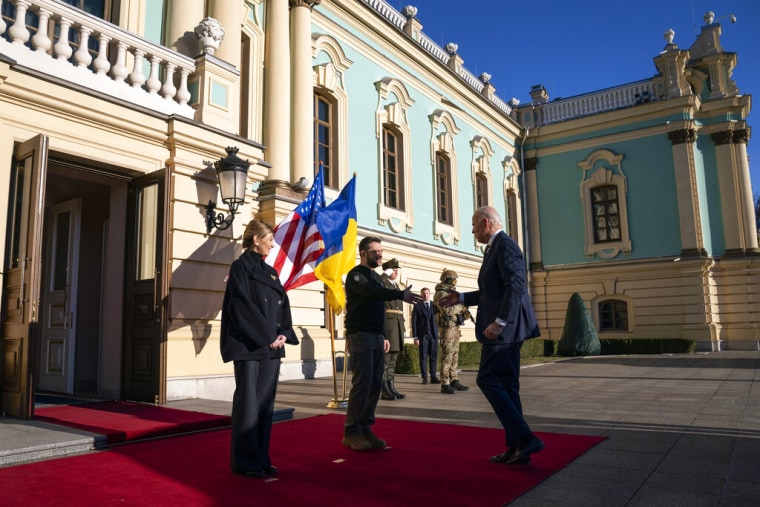 El presidente ucraniano, Volodymyr Zelenskyy, recibe a Joe Biden en el palacio Mariinsky de Kiev, el 20 de febrero de 2023.