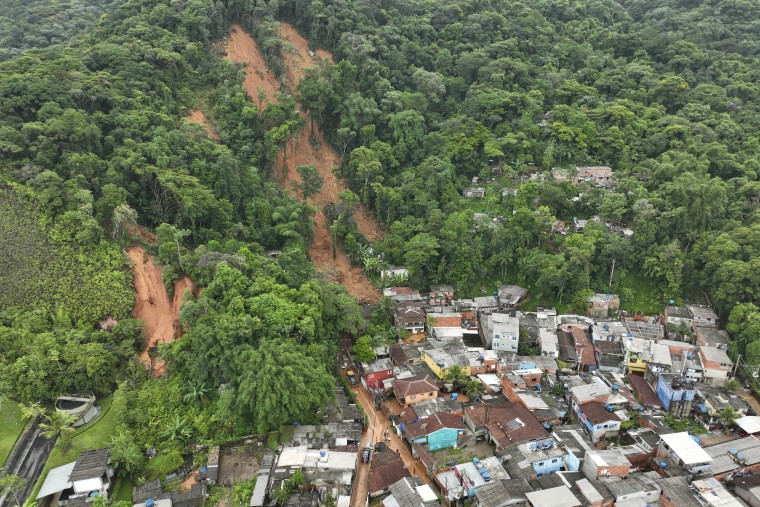 Un pueblo bajo una colina tras un deslave en São Sebastião, Brasil, el 20 de febrero de 2023.