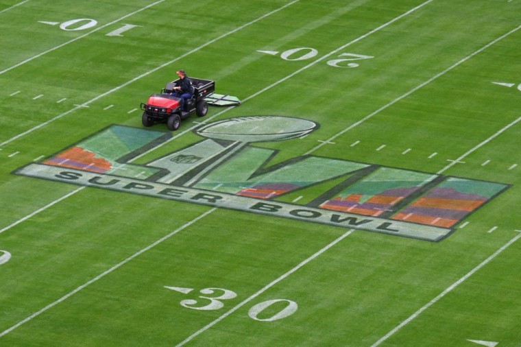 Un empleado ultima el estado del campo para el partido del Super Bowl LVII entre los Philadelphia Eagles y los Kansas City Chiefs en el State Farm Stadium en Glendale, Arizona, el 11 de febrero de 2023.