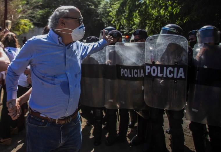 El periodista Carlos Fernando Chamorro afuera de la sala de redacción de los medios Confidencial y Esta Semana confiscada por la policía en diciembre de 2018.