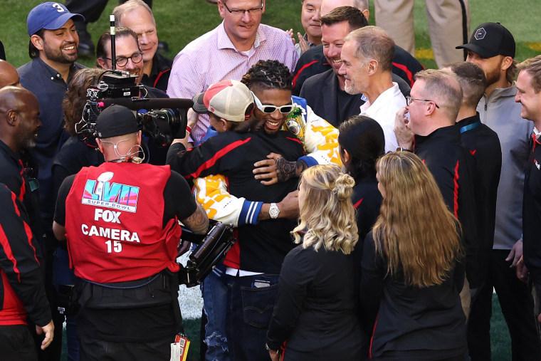 Damar Hamlin appears at 2023 Super Bowl with medical team that cared