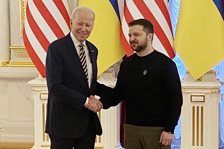 پرزیدنت بایدن در 20 فوریه 2023 در کیف با رئیس جمهور اوکراین ولودیمیر زلنسکی دیدار کرد. 