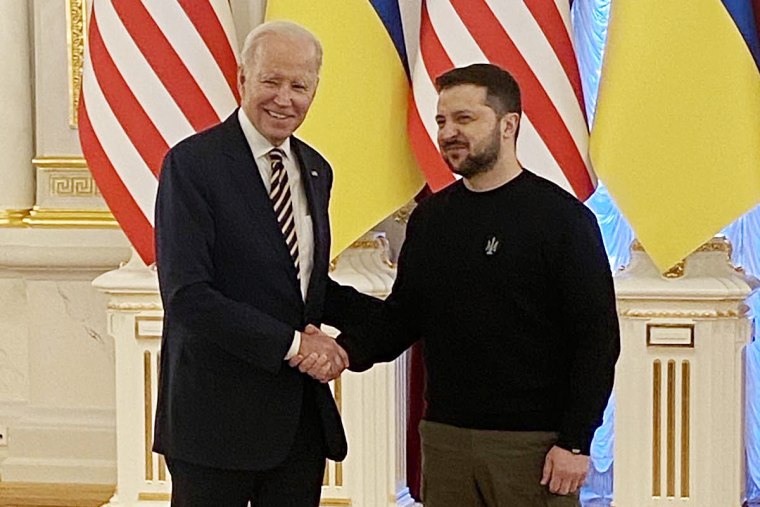 El presidente Biden se reúne con el presidente ucraniano Volodymyr Zelenskyy el 20 de febrero de 2023 en Kiev. 
