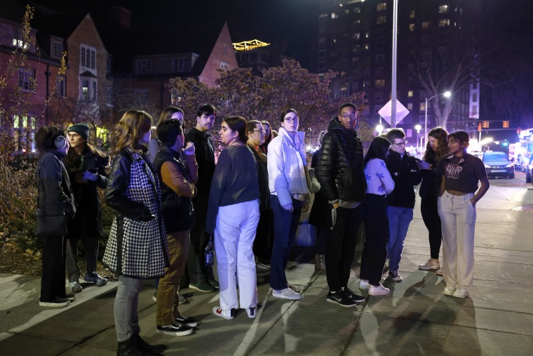 Estudiantes se reúnen en el campus de la Universidad Estatal de Michigan después de una orden de refugio en el lugar se levantó la madrugada del martes, 14 de febrero 2023, en East Lansing, Michigan.