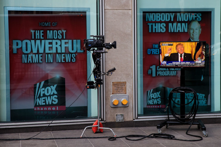 Un televisor reproduce una rueda de prensa del entonces presidente Donald Trump en los estudios de Fox News en Nueva York, en una imagen de archivo del 17 de febrero de 2017.