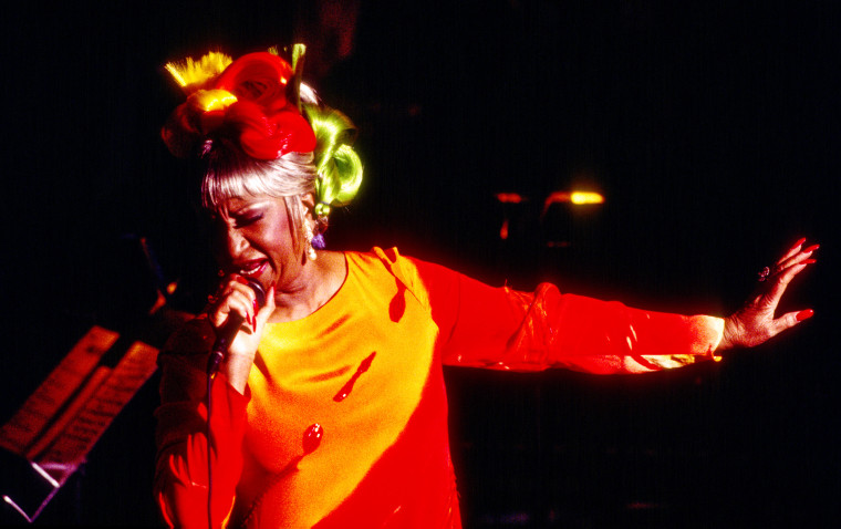 La cantante de salsa cubanoamericana Celia Cruz (1925 - 2003) se presenta en 'El Concierto Por La Vida', un beneficio contra el SIDA para GMHC (el servicio de salud de Crisis de Salud de Hombres Gay), en Avery Fisher Hall, Lincoln Center, Nueva York, Nueva York , 16 de noviembre de 1998.