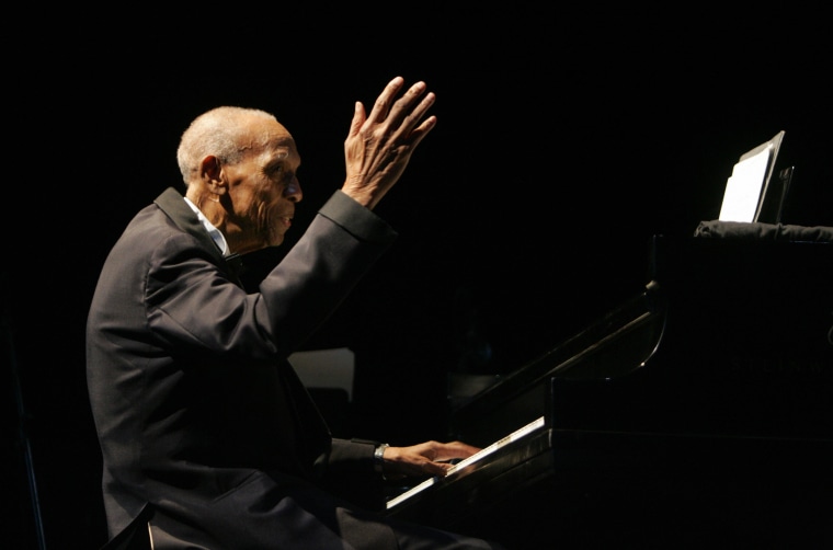 El pianista y compositor cubano Bebo Valdés, de 87 años, toca el piano con Jazz en la Orquesta de Jazz Afrolatino del Lincoln Center en el Teatro Jackie Gleason en Miami Beach, Florida, el 19 de octubre de 2006. Bebo ha ganado dos Latin Grammys y un Grammy regular y su último CD fue nominado a otro Grammy.