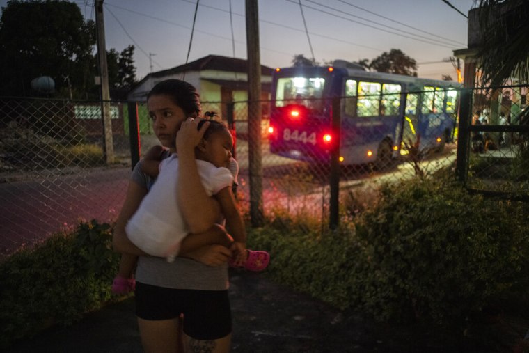 Melanie Rolo González lleva en brazos a su hija Madisson en el jardín de su casa en La Habana, Cuba, el martes 6 de diciembre de 2022. 