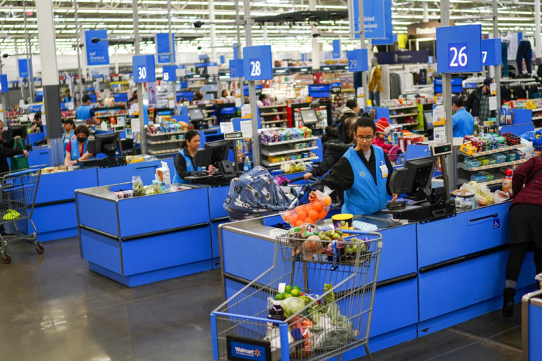 Un grupo de cajeras atiende a los clientes en un supermercado Walmart de North Bergen, Nueva Jersey, el 9 de febrero de 2023.