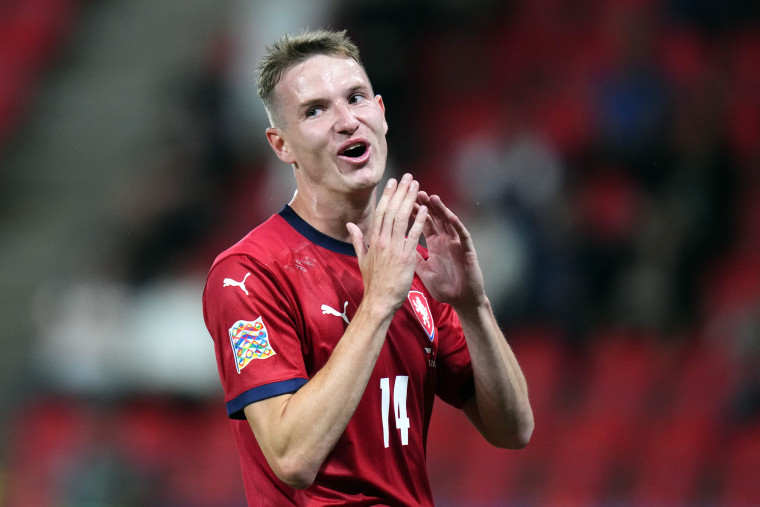 Jakub Jankto, de la República Checa, reacciona tras fallar una ocasión de gol durante el partido de fútbol de la UEFA Nations League entre la República Checa y Suiza en el estadio Sinobo de Praga, República Checa, 2 de junio de 2022. 