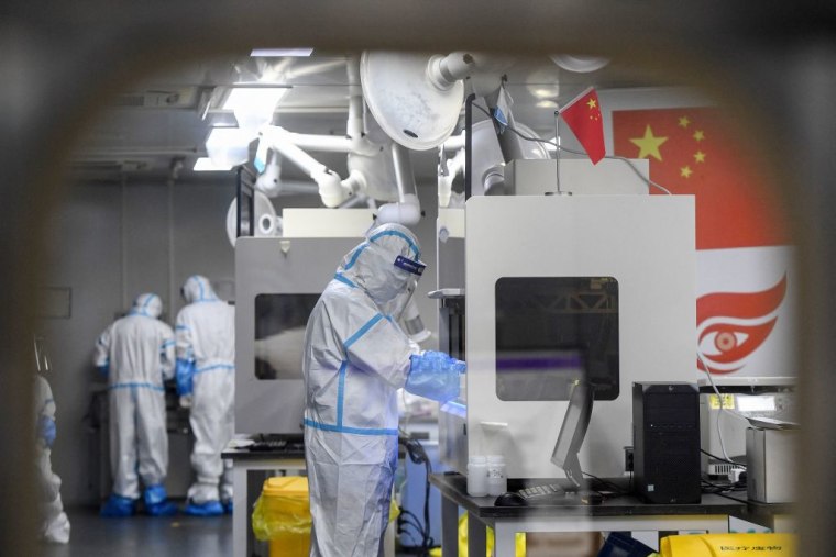 Técnicos en el laboratorio Fire Eye, un centro de análisis de COVID-19, en Wuhan, China. Foto de archivo de agosto de 2021.