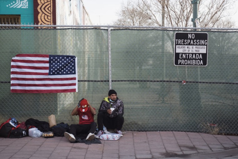 Migrantes fuera de la estación de autobuses Greyhound cerca de la frontera entre México y Estados Unidos en El Paso, Texas, el martes 20 de diciembre de 2022.
