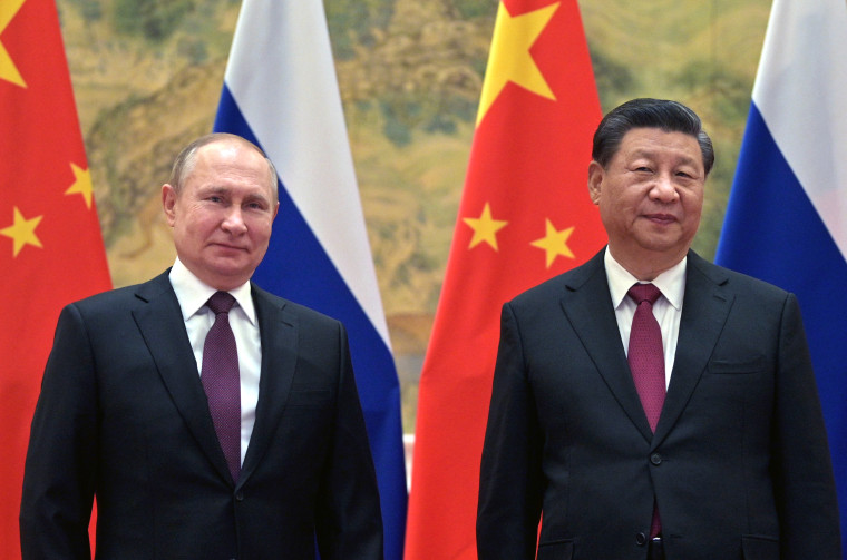 El presidente chino Xi Jinping, a la derecha, y el presidente ruso, Vladimir Putin, posan para una foto antes de sus conversaciones en Pekín, China, el 4 de febrero de 2022.