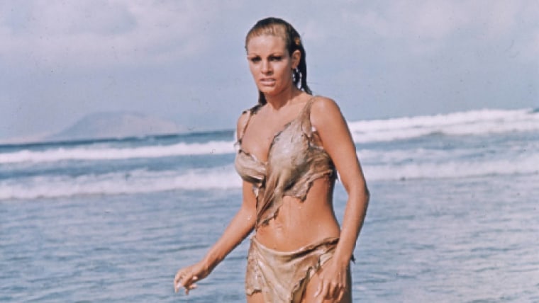 Raquel Welch posando en un diminuto bikini durante su juventud.