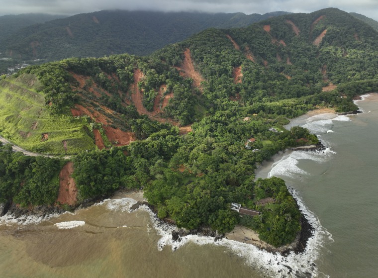 La ruta que conecta las ciudades de Río de Janeiro y Santos está bloqueada por deslaves provocados por lluvias intensas cerca de la playa Barra do Sahi en la ciudad costera de Sao Sebastiao, Brasil, 20 de febrero de 2023.